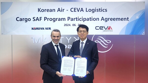 대한항공은 글로벌 물류 기업인 세바 로지스틱스(CEVA  Logistics)와 지속가능항공유(Sustainable Aviation Fuel·이하 SAF) 사용을 위한 파트너십을 체결했다고 27일 밝혔다. 사진은 파트너십 체결식에 참석한 엄재동 대한항공 화물사업본부장(오른쪽)이 올리비에 보카라 세바 로지스틱스 APAC 지역 항공해운 부문 리더와 기념 사진을 촬영하는 모습. [사진=대한항공]