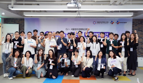 ’오벤터스’로 7기 선발된 스타트업 8개팀이 서울 용산구 서울창조경제혁신센터에 열린 오리엔테이션을 마친 뒤 단체사진을 촬영하고 있다. [사진= CJ그룹]