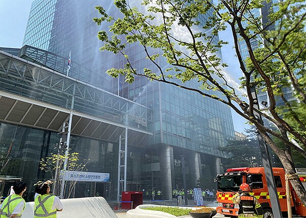 포스코그룹이 6월 14일 서울 대치동 포스코센터에서 강남소방서와 합동 소방안전훈련을 실시했다. [사진=포스코]