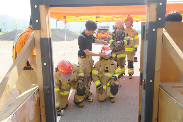 지난 5월 22일과 24일, 포항 기계면 내단리에 새로 마련된 경북 119특수대응단 청사에서 유해화학물질 사고 대응 능력 강화를 위한 위탁교육 훈련을 진행했다. 이 교육에는 포항제철소 자체 소방대원들이 참여해 화학물질 유출 대응 역량을 강화했다. [사진=포스코]