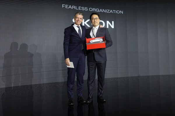 SK온은 26일(현지시간) 이탈리아 마라넬로(Maranello) 페라리 본사에서 열린 ‘포디오(PODIO) 페라리’ 행사에서 우수 공급사로 선정됐다고 28일 밝혔다. 