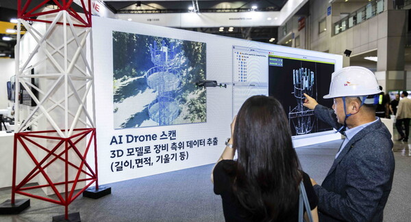 AI 드론을 활용해 기지국 대형철탑의 불량 및 노후화 상태를 점검하는 모습 [SK텔레콤 제공=뉴스퀘스트]