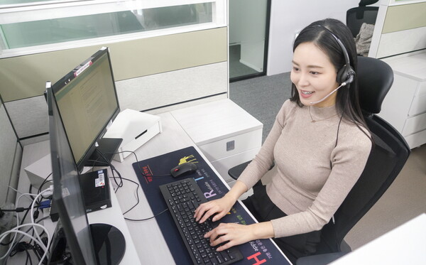 SKT 홍보모델이 고객센터에서 AI를 활용해 고객 문의에 답하는 모습 [SK텔레콤 제공=뉴스퀘스트]