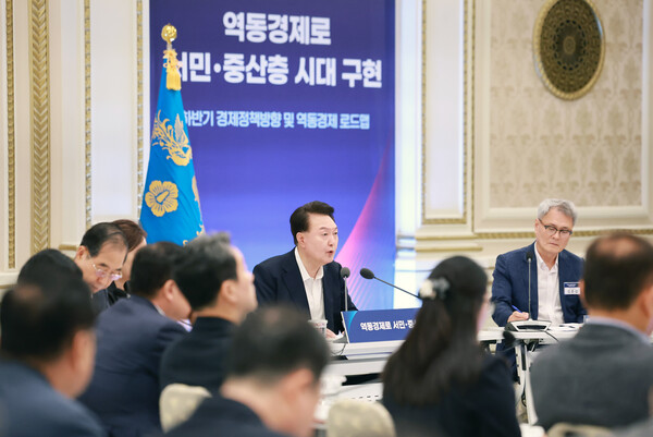 정부는 관계부처 합동으로 3일 ‘역동경제 로드맵’·‘2024년 하반기 경제정책방향’을 발표했다. 윤석열 대통령이 이날 행사에서 발언하고 있는 모습. [사진=연합뉴스]