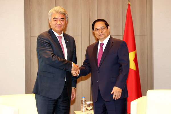 대우건설 정원주 회장(사진 왼쪽)이 지난 3일 소공동 롯데호텔에서 베트남 판 민 찐 총리를 예방했다. [대우건설 제공=뉴스퀘스트]