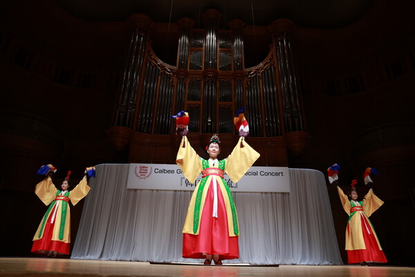5일 크라운해태제과가 일본 오사카에서 개최한 ‘2024 한국의 풍류 오사카 특별 공연’에서 화동정재 한음영재들이 궁중무용 ‘춘앵전(春鶯囀)’을 공연하고 있다.[사진=크라운해태]