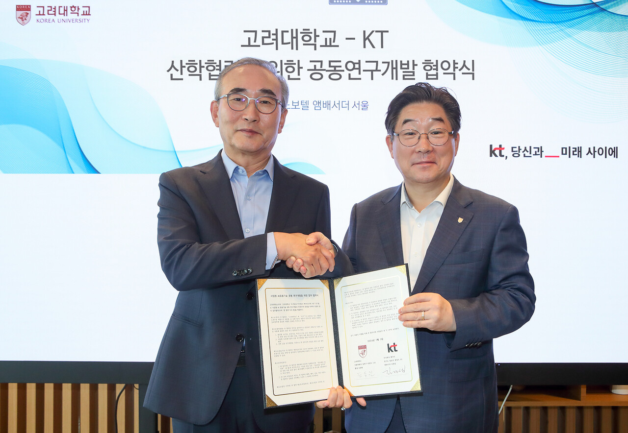 KT 김영섭 대표(왼쪽)와 고려대학교 김동원 총장(오른쪽)이 AICT 응용기술 공동연구개발을 위한 업무협약을 서울 동대문 노보텔 앰배서더 호텔에서 체결하고 기념 사진을 촬영하고 있다. [KT 제공=뉴스퀘스트]