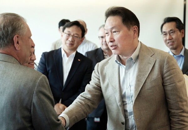 최태원 회장이 지난 2일(현지시간) 뉴저지에 위치한 SK바이오팜의 미국 법인 SK라이프사이언스 본사를 찾아 바이오 사업 현황을 점검하고 있다. [SK그룹 제공=뉴스퀘스트]