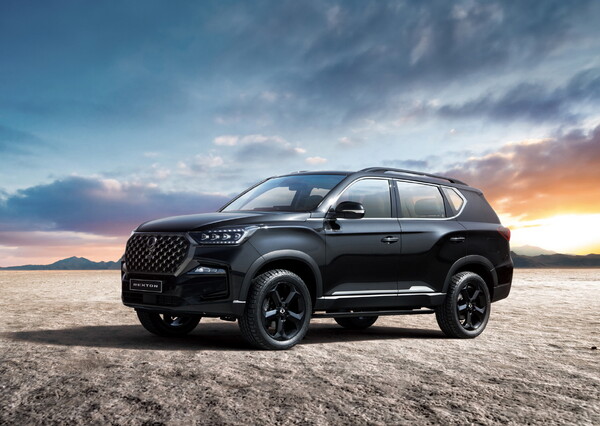 KG모빌리티가 기상재해로 인해 차량 피해를 입은 고객을 대상으로 ‘수해 차량 특별 정비 서비스 캠페인’을 실시한다. 사진은 렉스턴 써밋 [