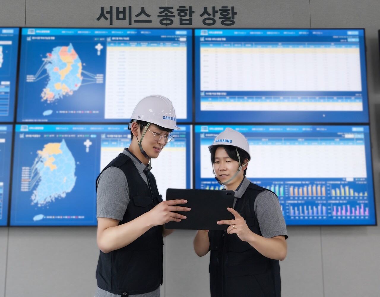 삼성전자서비스 엔지니어들이 서비스 종합 상황판을 통해 고객의 서비스 신청 현황을 확인하고 있다. [삼성전자서비스 제공=뉴스퀘스트]