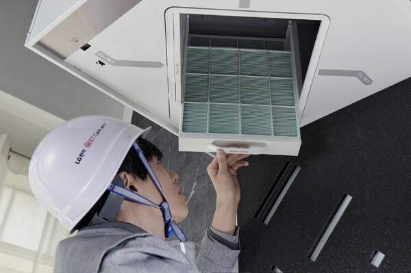 LG전자가 가정용 프리미엄 환기 시스템을 구독 상품으로 출시하고 가정용 환기 시스템 대중화에 앞장선다. 사진은 케어 전문가가 제품을 관리하는 모습. [LG전자 제공=뉴스퀘스트]