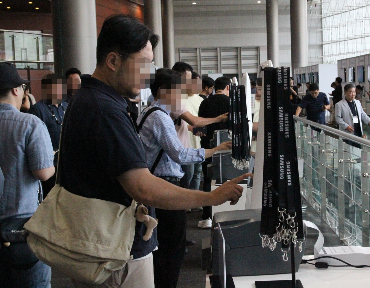 삼성전자가 9일 서울 강남구 코엑스에서 삼성 파운드리 포럼과 세이프(SAFE) 포럼을 개최했다. 참석자들이 방문 등록을 진행하고 있다. [사진=김민우 기자]