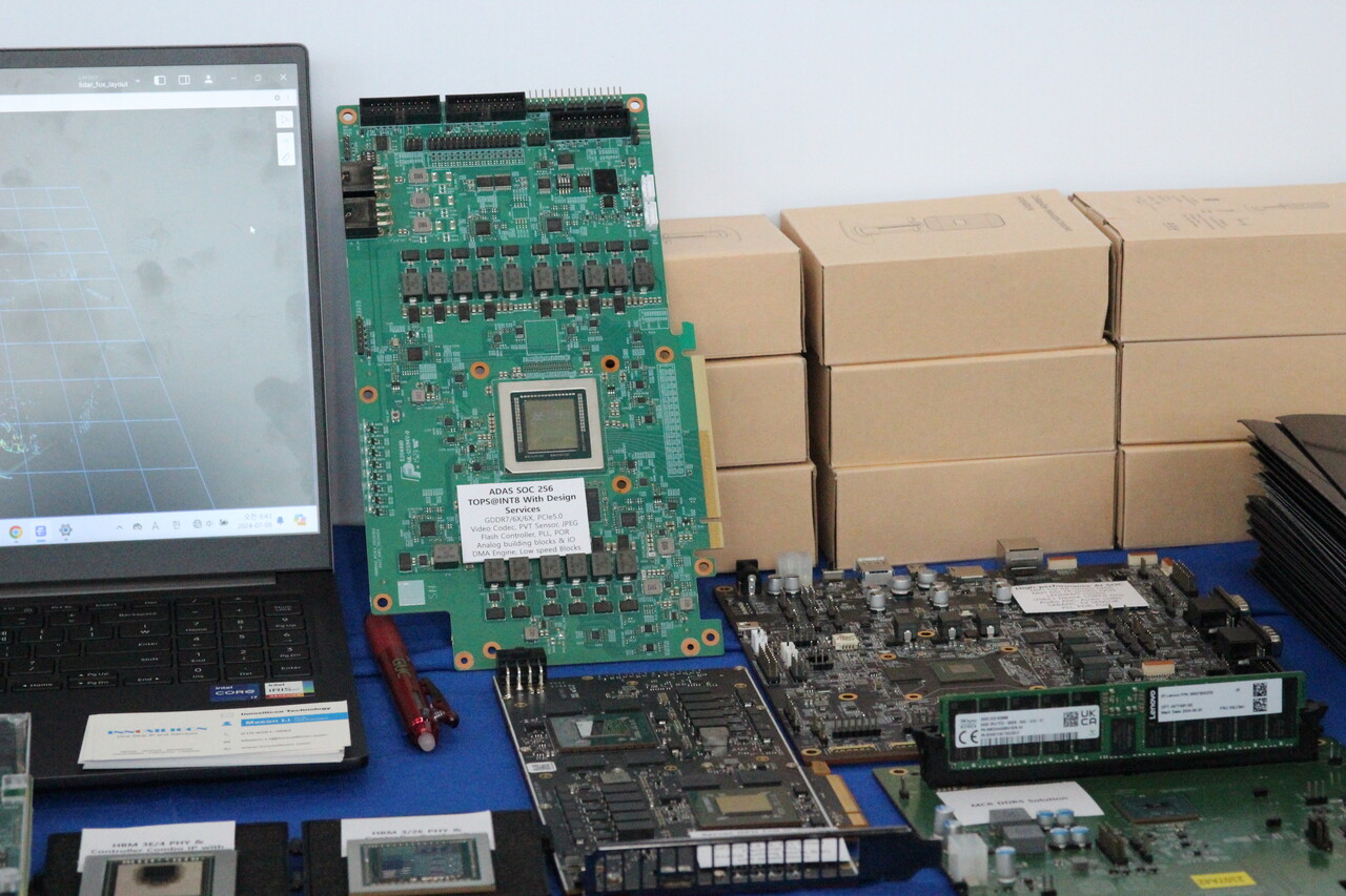 삼성전자가 9일 서울 강남구 코엑스에서 삼성 파운드리 포럼과 세이프(SAFE) 포럼을 개최했다. 중국의 원스톱IP 및 커스터마이징 칩 기업 '이노실리콘' 부스에 전시된 반도체 칩. [사진=김민우 기자]