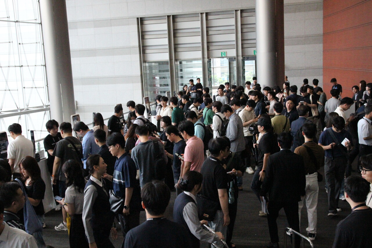 삼성전자가 9일 서울 강남구 코엑스에서 삼성 파운드리 포럼과 세이프(SAFE) 포럼을 개최했다. 참석자들이 방문 등록을 하기 위해 대기하고 있다. [사진=김민우 기자]