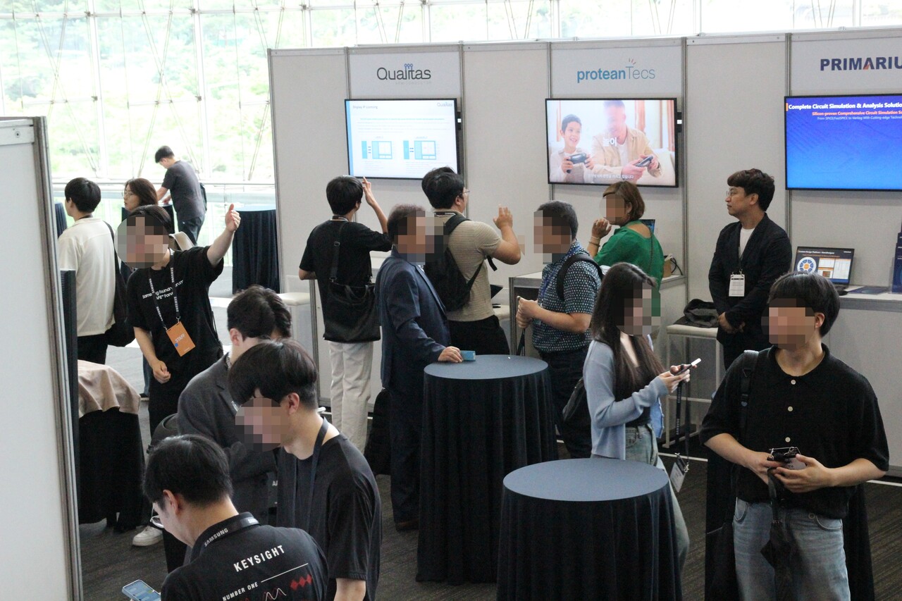 삼성전자가 9일 서울 강남구 코엑스에서 삼성 파운드리 포럼과 세이프(SAFE) 포럼을 개최했다. 포럼 전 파트너사 부스 앞에 모여 있는 참석자들. [사진=김민우 기자]