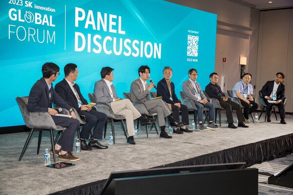 지난 2023년 글로벌포럼에 참석한 패널들이 토론을 진행하고 있는 모습 [SK이노베이션=뉴스퀘스트]