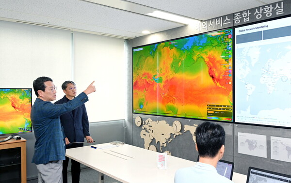  LG전자 조주완 CEO가 지난 9일 서울 마곡 LG사이언스파크 해외서비스 종합상황실에서 50여개 해외 법인의 서비스 운영 지표를 점검하고 있다. [LG전자 제공=뉴스퀘스트]