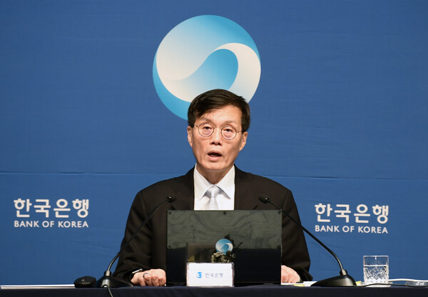  이창용 한국은행 총재는 11일 금융통화위원회 종료 후 열린 기자간담회에서 "이제는 차선을 바꾸고 적절한 시기에 방향 전환을 할 준비를 하는 상황이 조성됐다"고 밝혔다. [사진=연합뉴스]