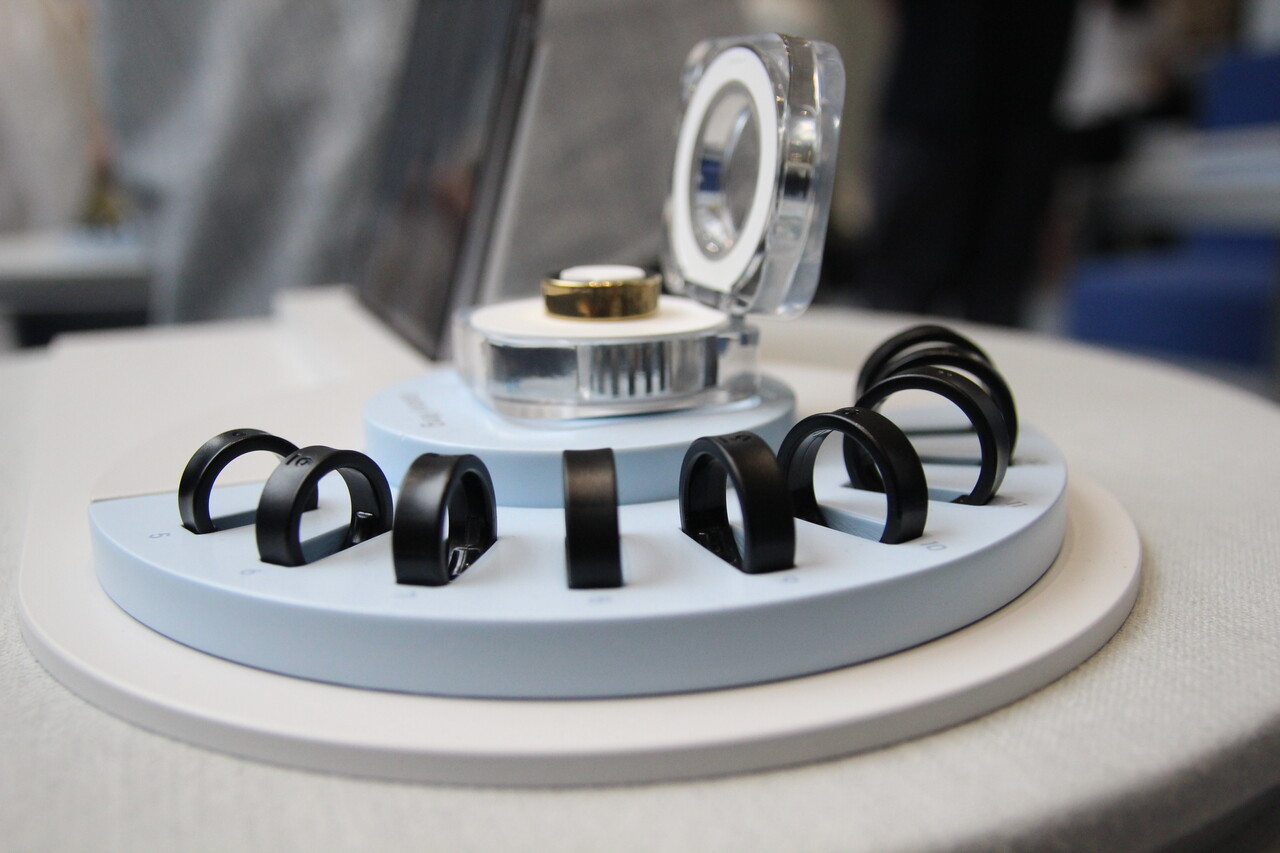 삼성전자가 '갤럭시 언팩 2024'에서 '갤럭시 버즈3 시리즈'와 '갤럭시 링', '갤럭시 워치 7'을 선보였다. 삼성스토어 홍대점에 열린 체험공간 '갤럭시 스튜디오'에 전시된 '갤럭시 링'. [사진=김민우 기자]