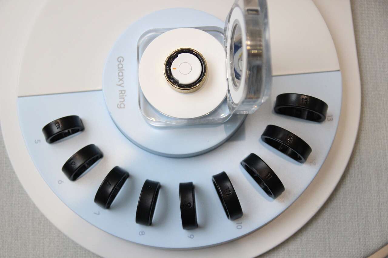 삼성전자가 '갤럭시 언팩 2024'에서 '갤럭시 버즈3 시리즈'와 '갤럭시 링', '갤럭시 워치 7'을 선보였다. 삼성스토어 홍대점에 열린 체험공간 '갤럭시 스튜디오'에 전시된 '갤럭시 링'. [사진=김민우 기자]