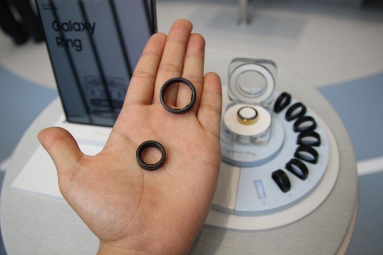 삼성전자가 '갤럭시 언팩 2024'에서 '갤럭시 버즈3 시리즈'와 '갤럭시 링', '갤럭시 워치 7'을 선보였다. 삼성스토어 홍대점에 열린 체험공간 '갤럭시 스튜디오'에 전시된 '갤럭시 링'. 손바닥 아래가 가장 작은 사이즈(5호)이며 위가 가장 큰 사이즈(13호)다. [사진=김민우 기자]