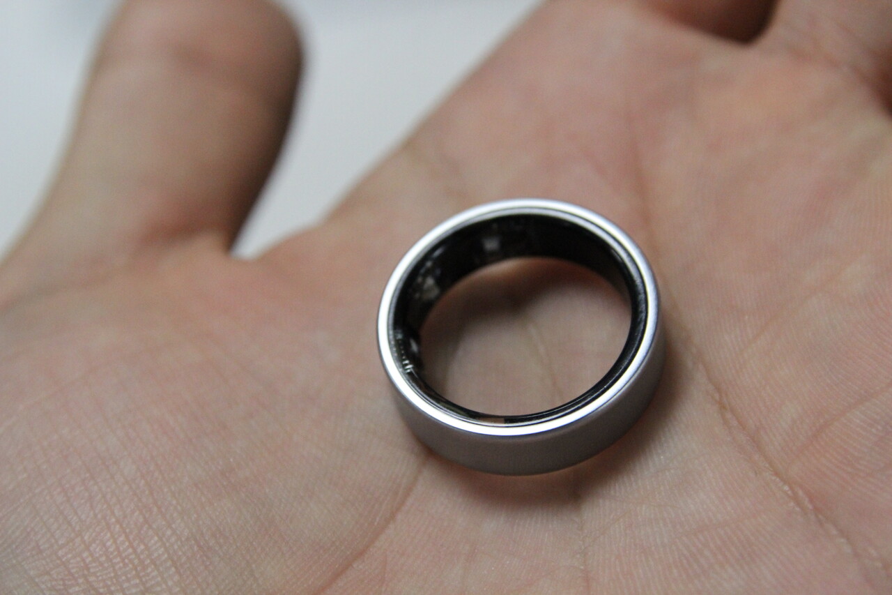 삼성전자가 '갤럭시 언팩 2024'에서 '갤럭시 버즈3 시리즈'와 '갤럭시 링', '갤럭시 워치 7'을 선보였다. 삼성스토어 홍대점에 열린 체험공간 '갤럭시 스튜디오'에 전시된 '갤럭시 링'. [사진=김민우 기자]