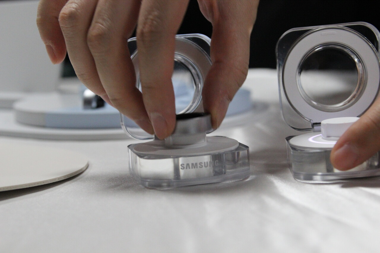 삼성전자가 '갤럭시 언팩 2024'에서 '갤럭시 버즈3 시리즈'와 '갤럭시 링', '갤럭시 워치 7'을 선보였다. 삼성스토어 홍대점에 열린 체험공간 '갤럭시 스튜디오'에 전시된 '갤럭시 링'. 갤럭시 링을 충전하는 모습. [사진=김민우 기자]