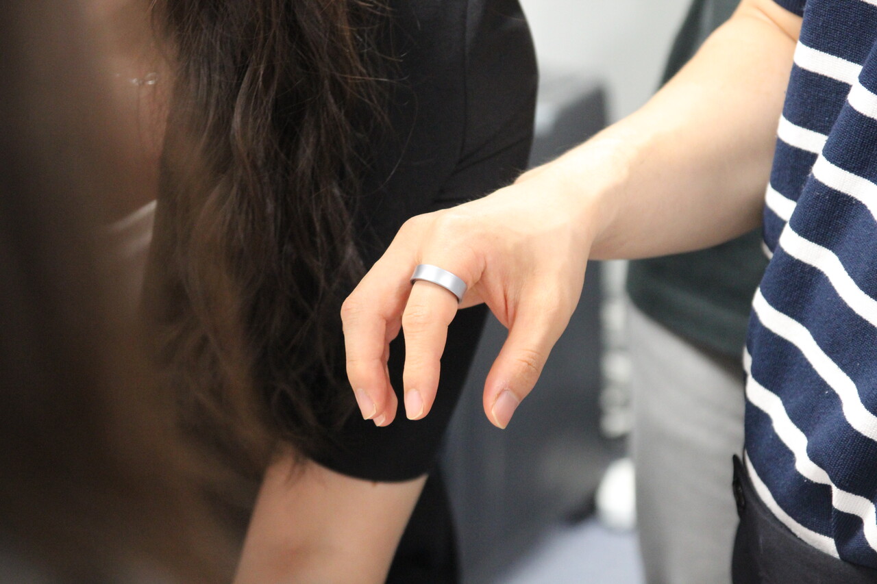 삼성전자가 '갤럭시 언팩 2024'에서 '갤럭시 버즈3 시리즈'와 '갤럭시 링', '갤럭시 워치 7'을 선보였다. 삼성스토어 홍대점에 열린 체험공간 '갤럭시 스튜디오'에 전시된 '갤럭시 링'. 갤럭시 링을 찬 손가락과 엄지 손가락을 두 번 맞닿으면 사진 찍기나 알람 해제 등의 기능을 사용할 수 있다. [사진=김민우 기자]