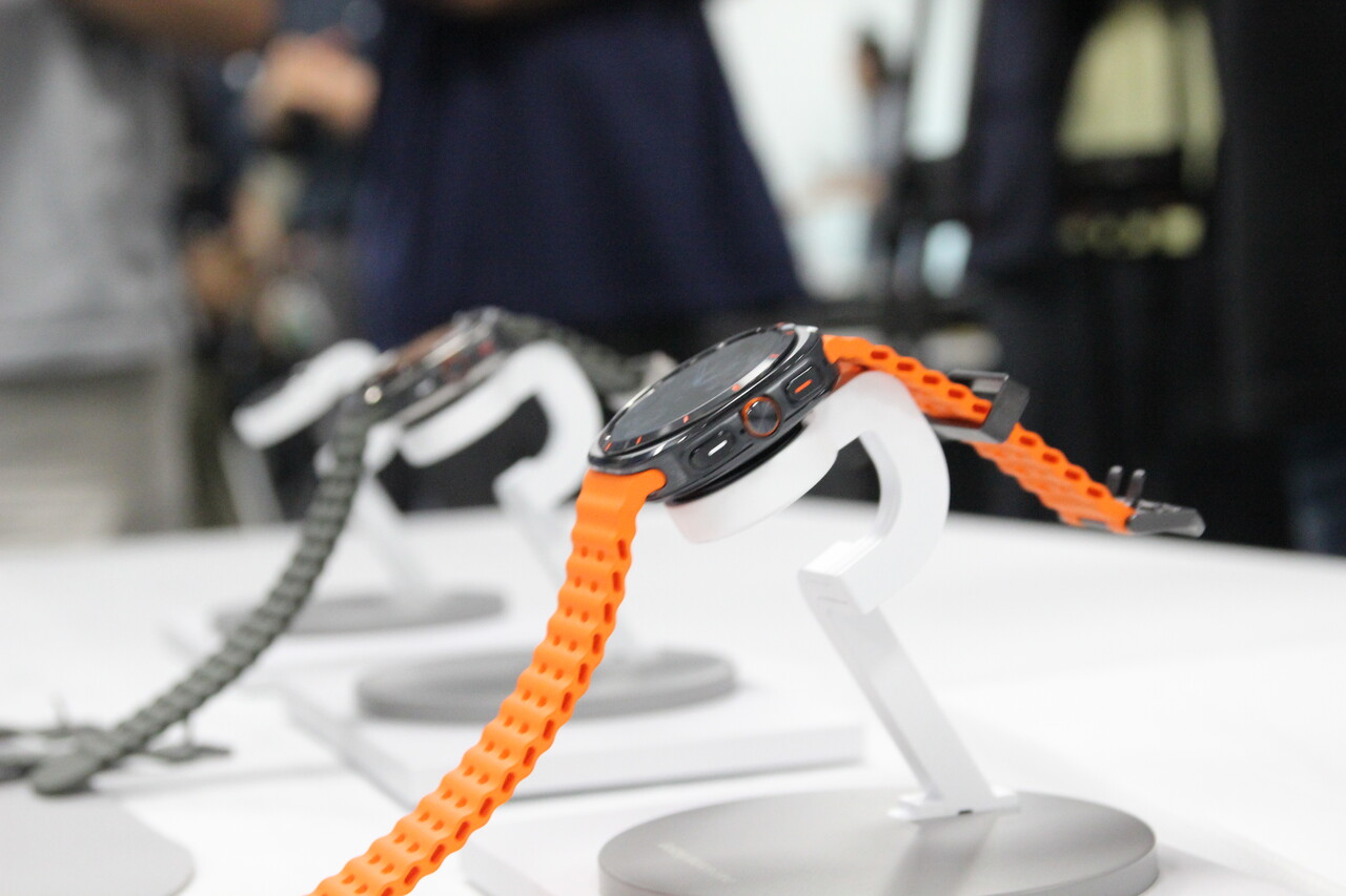 삼성전자가 '갤럭시 언팩 2024'에서 '갤럭시 버즈3 시리즈'와 '갤럭시 링', '갤럭시 워치 7'을 선보였다. 삼성스토어 홍대점에 열린 체험공간 '갤럭시 스튜디오'에 전시된 '갤럭시 워치 7'. [사진=김민우 기자]