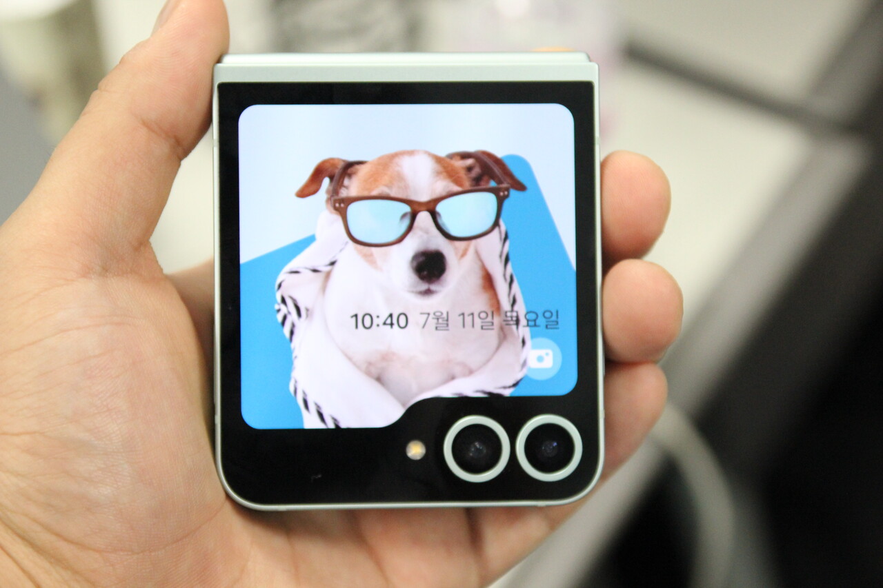 삼성전자가 '갤럭시 언팩 2024'에서 '갤럭시 버즈3 시리즈'와 '갤럭시 링', '갤럭시 워치 7'을 선보였다. 새롭게 공개된 '갤럭시 Z 플립6' 배경화면. [사진=김민우 기자]