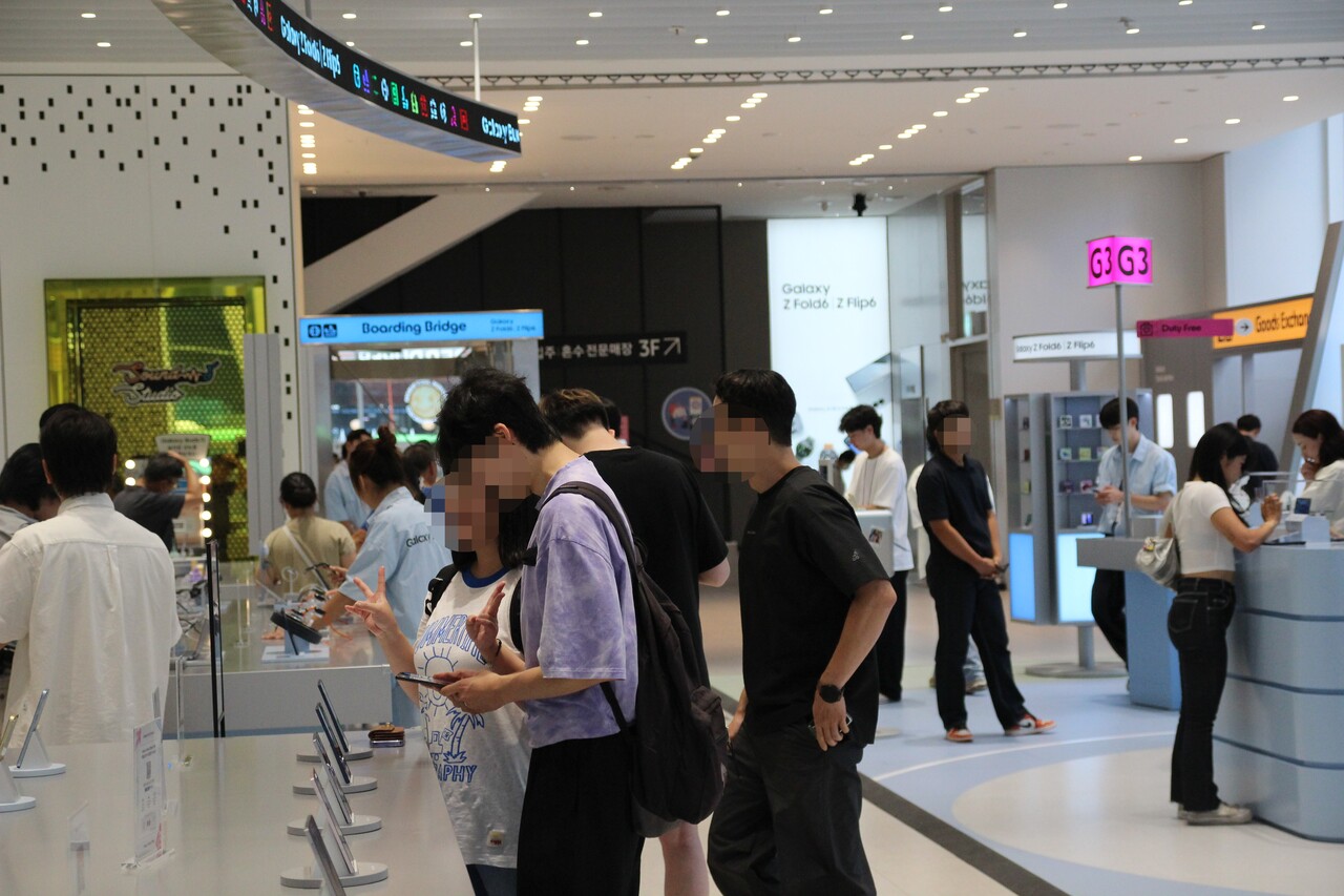 삼성전자가 '갤럭시 언팩 2024'에서 '갤럭시 버즈3 시리즈'와 '갤럭시 링', '갤럭시 워치 7'을 선보였다. 삼성스토어 홍대점에 열린 체험공간 '갤럭시 스튜디오'을 방문한 관람객들 모습. [사진=김민우 기자]