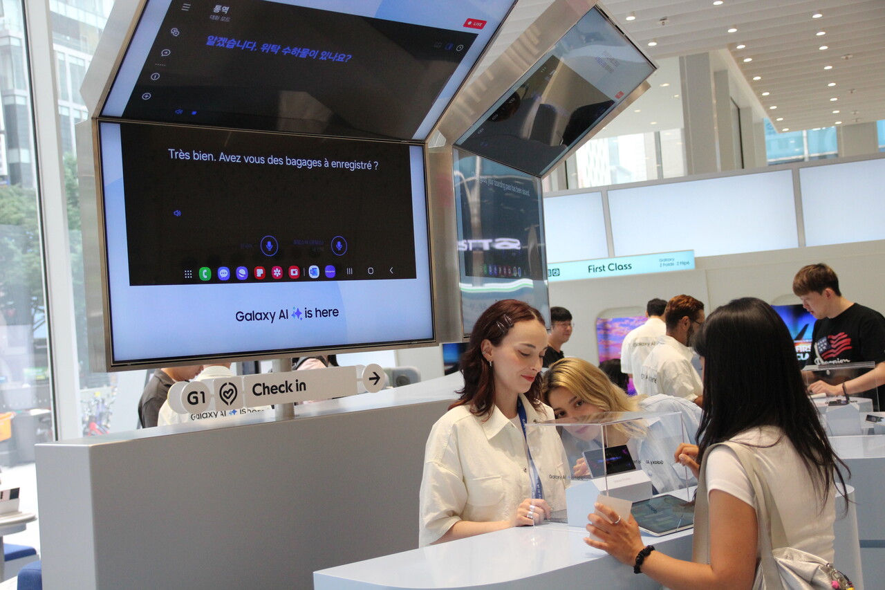 삼성전자가 '갤럭시 언팩 2024'에서 '갤럭시 버즈3 시리즈'와 '갤럭시 링', '갤럭시 워치 7'을 선보였다. 삼성스토어 홍대점에 열린 체험공간 '갤럭시 스튜디오' 내부. [사진=김민우 기자]