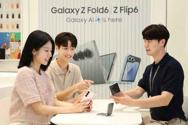 삼성스토어 홍대 갤럭시 스튜디오에서 디테일러가 새로워진 '갤럭시 Z 폴드6'와 '갤럭시 Z 플립6'를 소개하는 모습 [삼성전자 제공=뉴스퀘스트]
