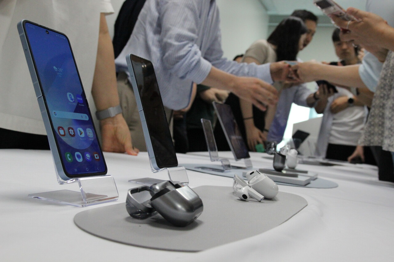 삼성전자가 '갤럭시 언팩 2024'에서 '갤럭시 버즈3 시리즈'와 '갤럭시 링', '갤럭시 워치 7'을 선보였다. '갤럭시 버즈3 시리즈'와 새롭게 공개된 '갤럭시 Z 플립6'가 전시돼 있다. [사진=김민우 기자]