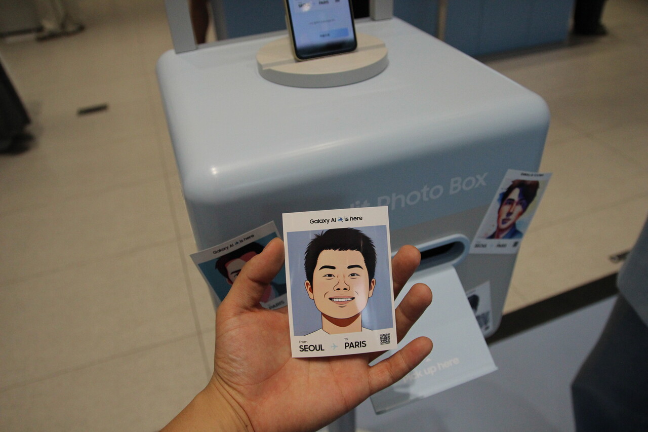 '갤럭시 Z폴드6'에서는 메모장에서 인물 사진을 스케치, 코믹 사진 등으로 변환해주는 '인물 사진 스튜디오' 기능이 추가됐다. 인물 사진을 '스튜디오' 기능을 통해 변경된 이미지를 직접 출력해보았다. [사진=김민우 기자]