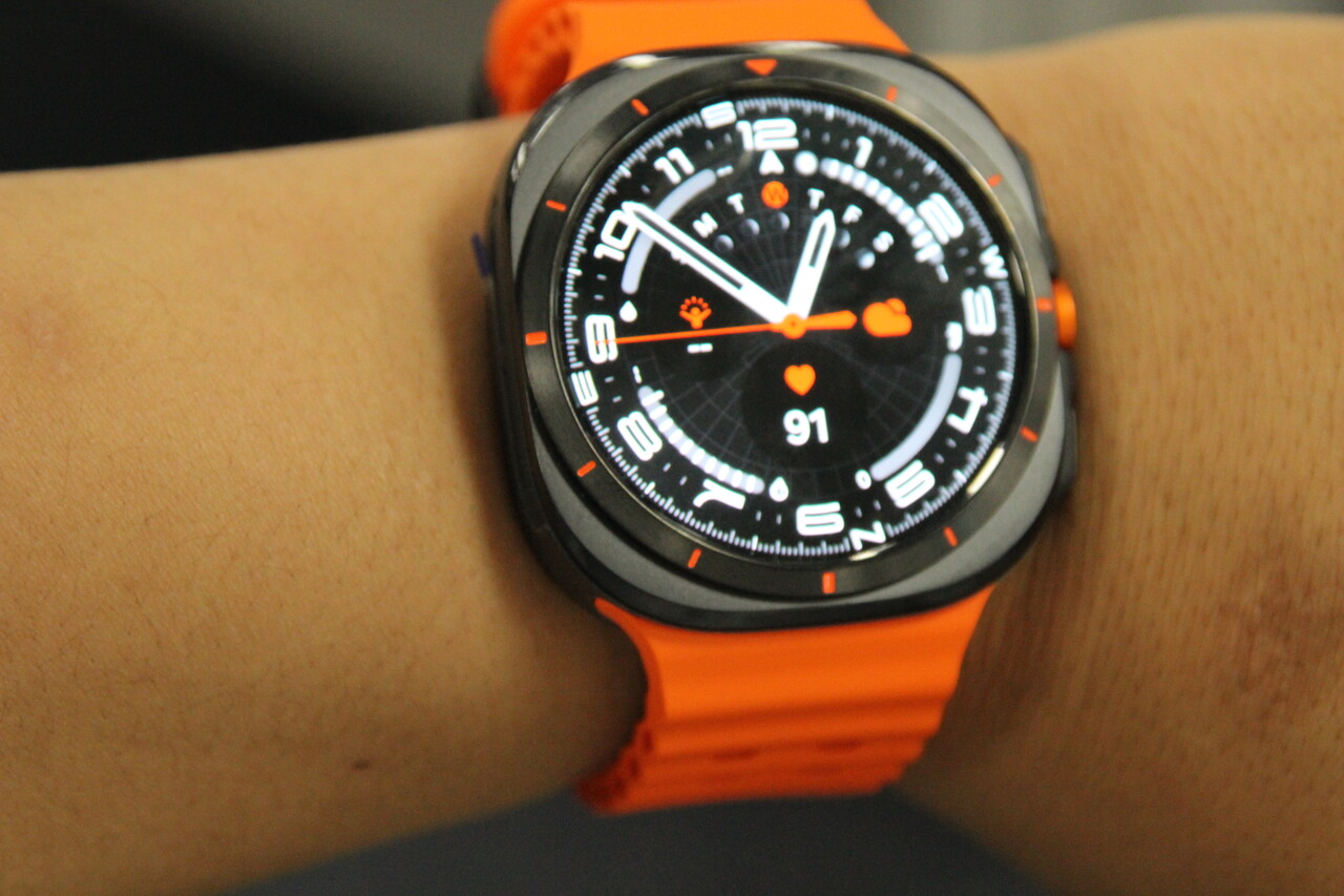 삼성전자가 '갤럭시 언팩 2024'에서 '갤럭시 버즈3 시리즈'와 '갤럭시 링', '갤럭시 워치 7'을 선보였다. 삼성스토어 홍대점에 열린 체험공간 '갤럭시 스튜디오'에 전시된 '갤럭시 워치 7'를 착용한 모습. [사진=김민우 기자]