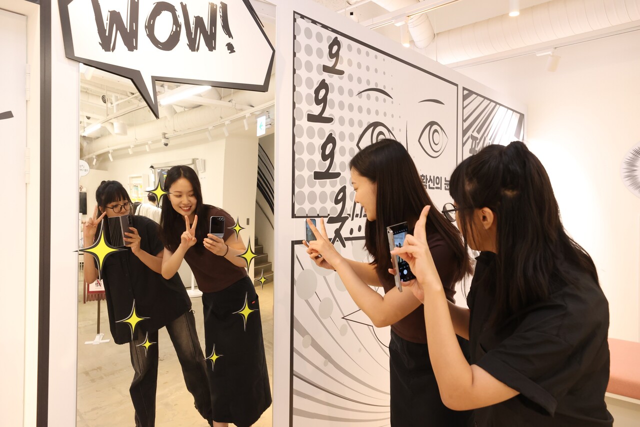 LG유플러스는 오는 24일까지 삼성전자의 갤럭시 Z폴드·플립 6 팝업 전시 '캐치 미 이프 유캔'을 '일상비일상의틈byU+'에서 진행한다. [LG유플러스 제공=뉴스퀘스트]