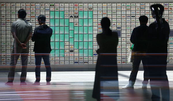 이달 중순 들어 반등을 꾀하고 있는 네이버에 대해 증권사들이 목표주가를 낮춰 잡으면서도 하반기 실적에 대해서는 긍정적인 전망을 내놓고 있다. 경기도 성남 네이버 본사 모습. [사진=연합뉴스]