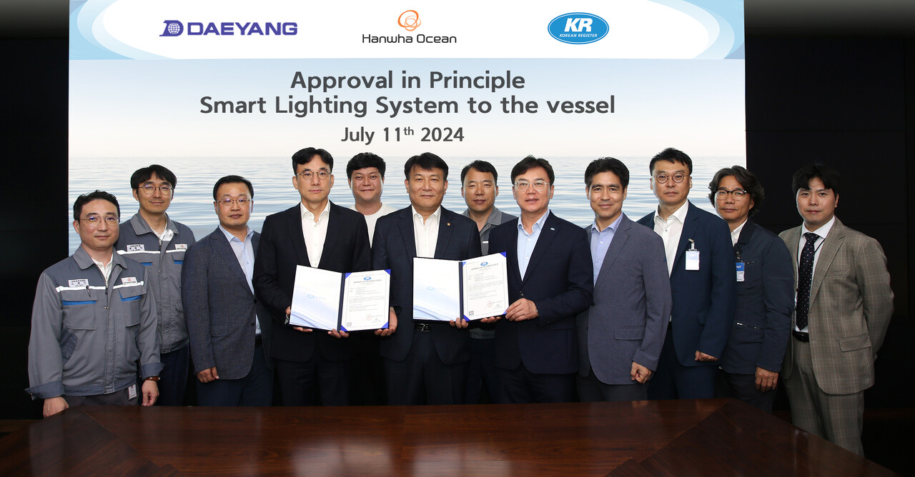 한화오션 서행명 상무(왼쪽에서 6번째), 대양전기공업㈜ 서영우 대표이사(왼쪽에서 4번째), KR 연규진 도면승인실장(왼쪽에서 8번째) 등 3社 관계자가 스마트 조명 제어 시스템 개념승인 수여식을 마친 뒤 기념촬영을 하고 있다. [한화오션 제공=뉴스퀘스트]