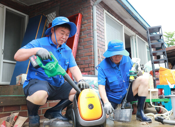 지난 11일 삼성전자 서비스 엔지니어가 충북 영동군에서 침수된 가전제품 세척 및 점검을 하는 모습 [삼성전자서비스 제공=뉴스퀘스트]