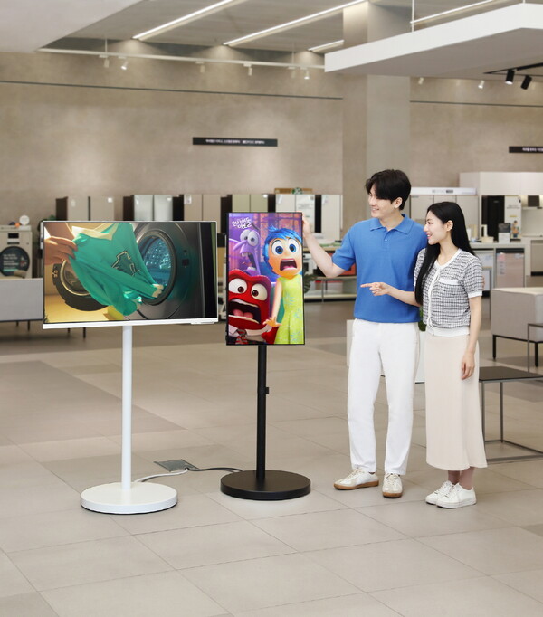 삼성전자 모델이 삼성전자 스마트모니터에 무빙 스탠드를 결합한 '무빙스타일'을 소개하고 있다. [삼성전자 제공=뉴스퀘스트]