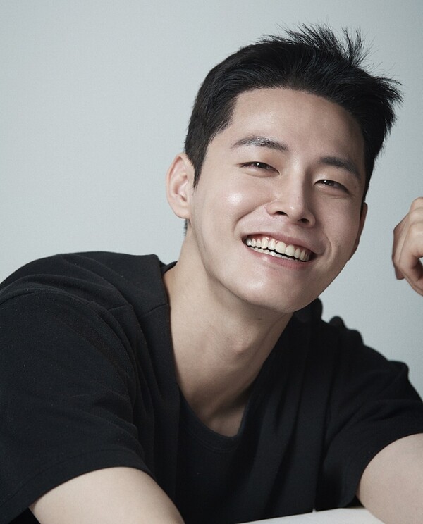 Now, it's 'Jang Tae-oh'"... Actor Jang Tae-hoon, changes name and expands activities overseas < General entertainment < Entertainment/Sports < Article - News Quest