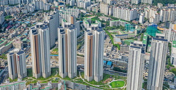 고척아이파크에는 옥상과 벽면에 태양광 패널이 설치되어 태양광 에너지를 활용하고 있다. [HDC현대산업개발 제공=뉴스퀘스트]