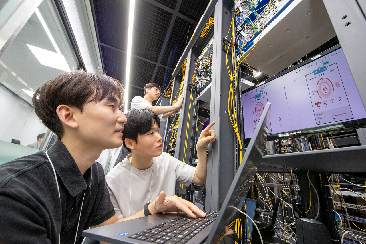 KT 임직원이 네트워크에 도입하는 콤보 인터넷’ 기술을 점검하고 있다. [KT 제공=뉴스퀘스트]