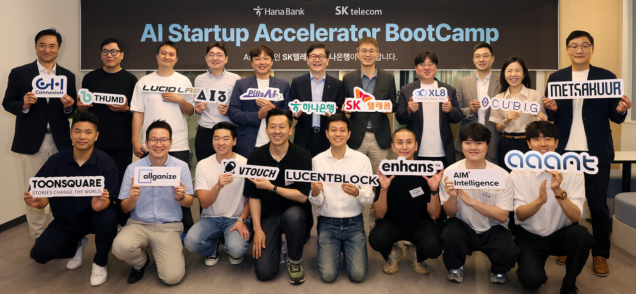 하나은행은 지난 16일 SK텔레콤(대표 유영상)과 서울 강남구 스파크플러스 코엑스점에서 인공지능(AI) 유망 스타트업을 위한 ‘AI 스타트업 엑셀러레이터 2기’ 최종 선발·발대식 행사를 진행했다고 17일 밝혔다. 정재욱 하나은행 디지털신사업본부장(사진 두 번째줄 왼쪽 여섯 번째부터)과 강세원 SK텔레콤 ESG추진담당, 스타트업 관계자들이 기념촬영 하는 모습. [하나은행 제공=뉴스퀘스트]