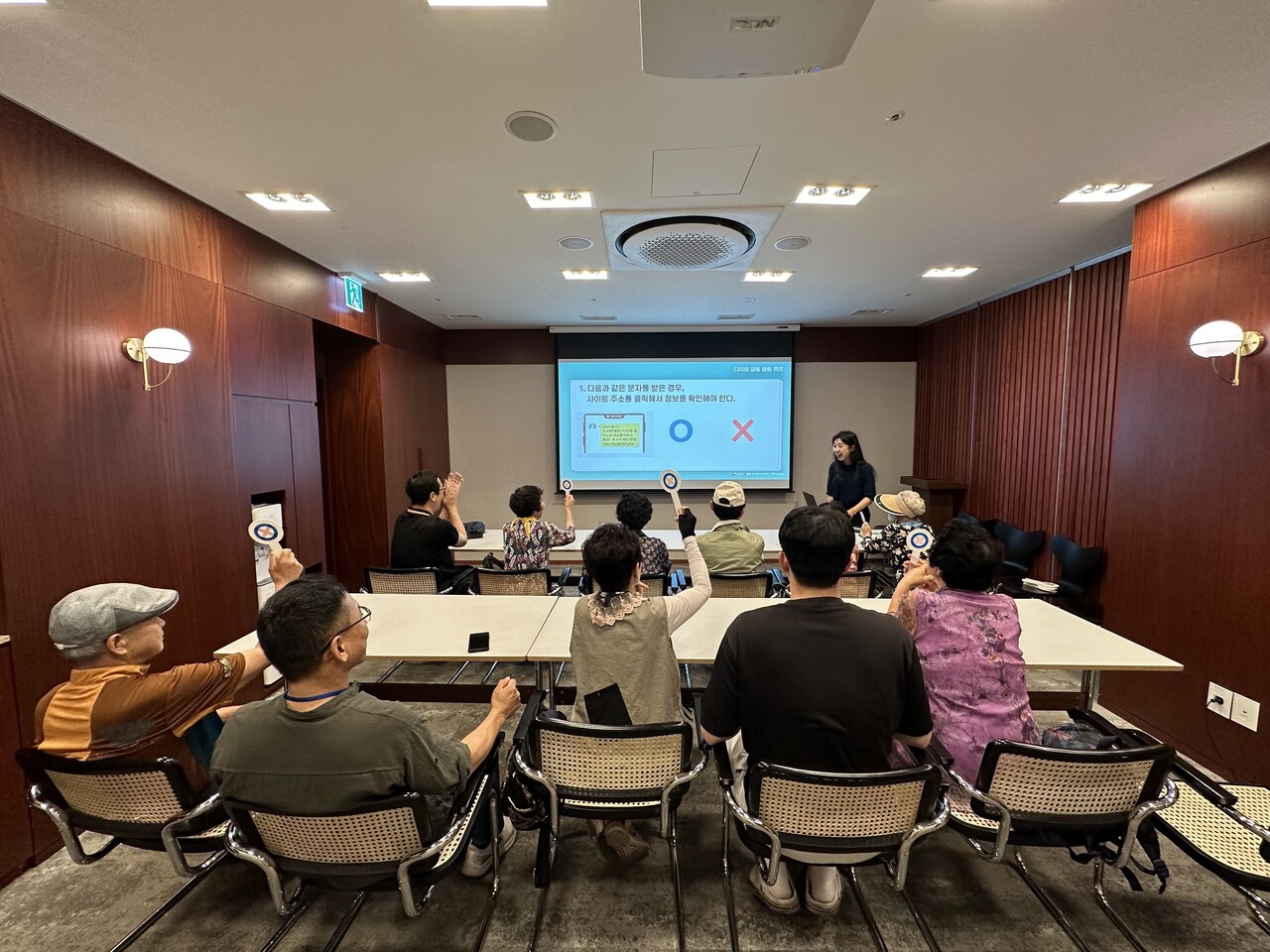 디지털문해교육을 신청한 남구노인복지관 학습자들이 하나은행 광주 지점에 방문해 금융교육을 받고 있는 모습. [하나은행 제공=뉴스퀘스트]