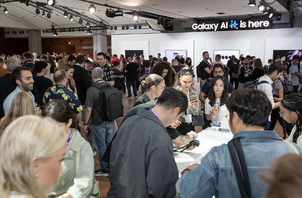 지난 10일(현지시간) 프랑스 파리에 위치한 '카루젤 뒤 루브르(Carrousel du Louvre)'에서 개최된 하반기 '갤럭시 언팩 2024'에 마련된 체험존 [삼성전자 제공=뉴스퀘스트]