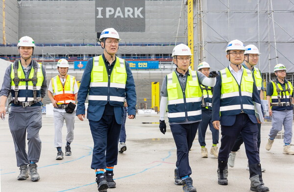 HDC현대산업개발의 시공혁신단은 19일 도심지 대형 건설현장의 안전사고 예방을 위해 고덕 아이파크 디어반 현장을 찾아 구조자문 활동을 진행했다. (사진 왼쪽부터) 김윤호 고덕 아이파크 디어반 현장 소장, 박홍근 시공혁신단장, 조태제 HDC현대산업개발 대표이사, 박호종 시공혁신단 부단장 [HDC현대산업개발 제공=뉴스퀘스트]