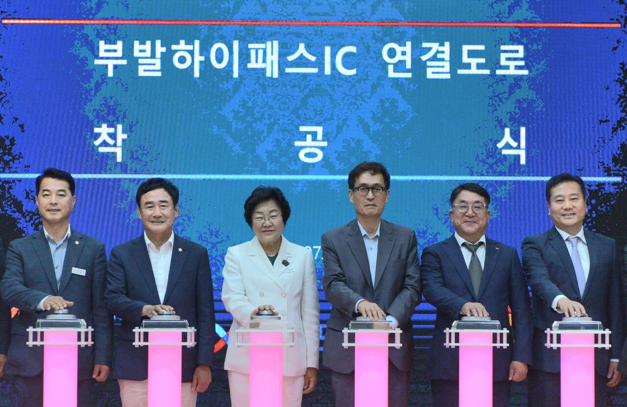 19일 오후 2시 경기도 이천시 대월면 대흥리에서 열린 ‘이천 부발하이패스IC 착공식’에서 (왼쪽 두 번째부터) 박명서 이천시의회 의장, 김경희 이천시장, 한국도로공사 함진규 사장, SK하이닉스 김동섭 사장, SK하이닉스 신상규 부사장이 기념사진을 찍고 있다. [SK하이닉스 제공=뉴스퀘스트]