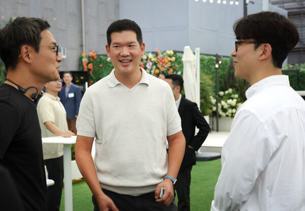 지난 19일 GS건설 사옥에서 GS건설 허윤홍 대표(사진 가운데)와 스타트업 대표들이 참석한 가운데 ‘오픈이노베이션 데이’ 행사를 진행하고 있다. [GS건설 제공=뉴스퀘스트]